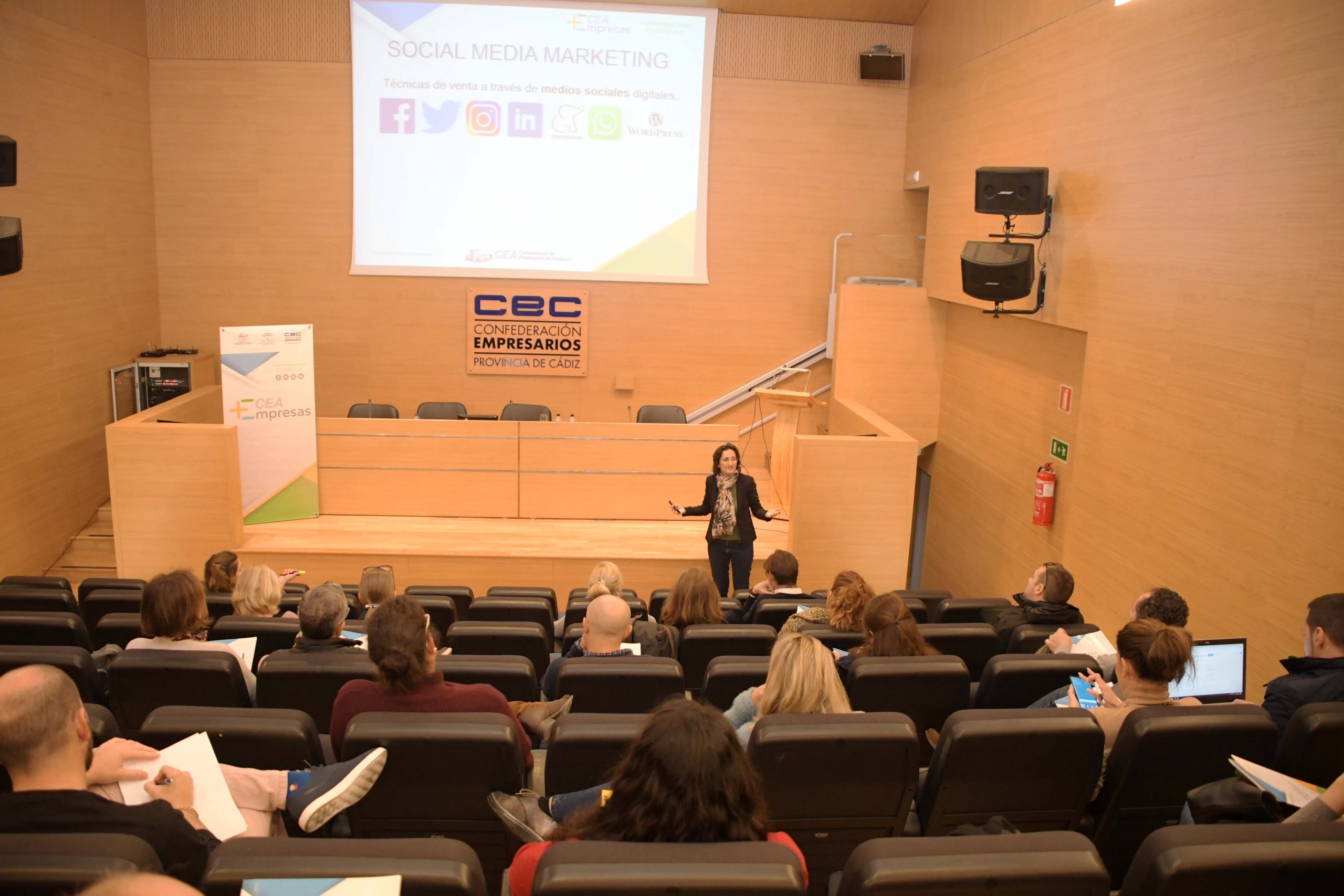 Amparo Bou impartiendo formación sobre comunicación para emprendedores y pymes